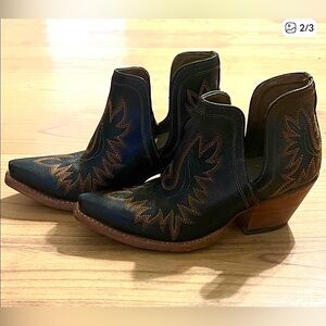 Ariat Black Western Embroidered Ankle Booties, like new condition. Sz 6.5